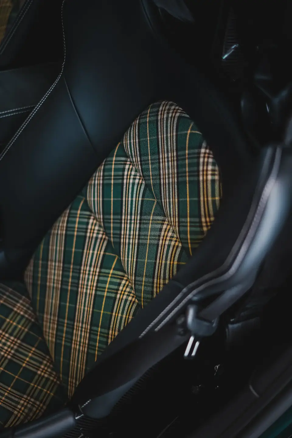 Seat side in tartan and black, Porsche 911 GT3